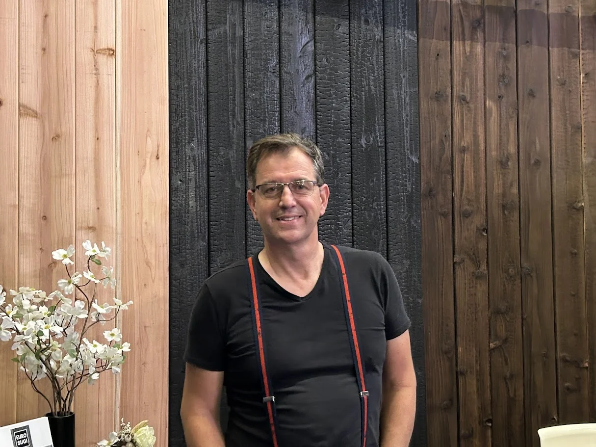 Bart Van Herreweghe, oprichter van Yakisugi Atelier, met passie voor ambachtelijk gebrand hout en Japanse technieken