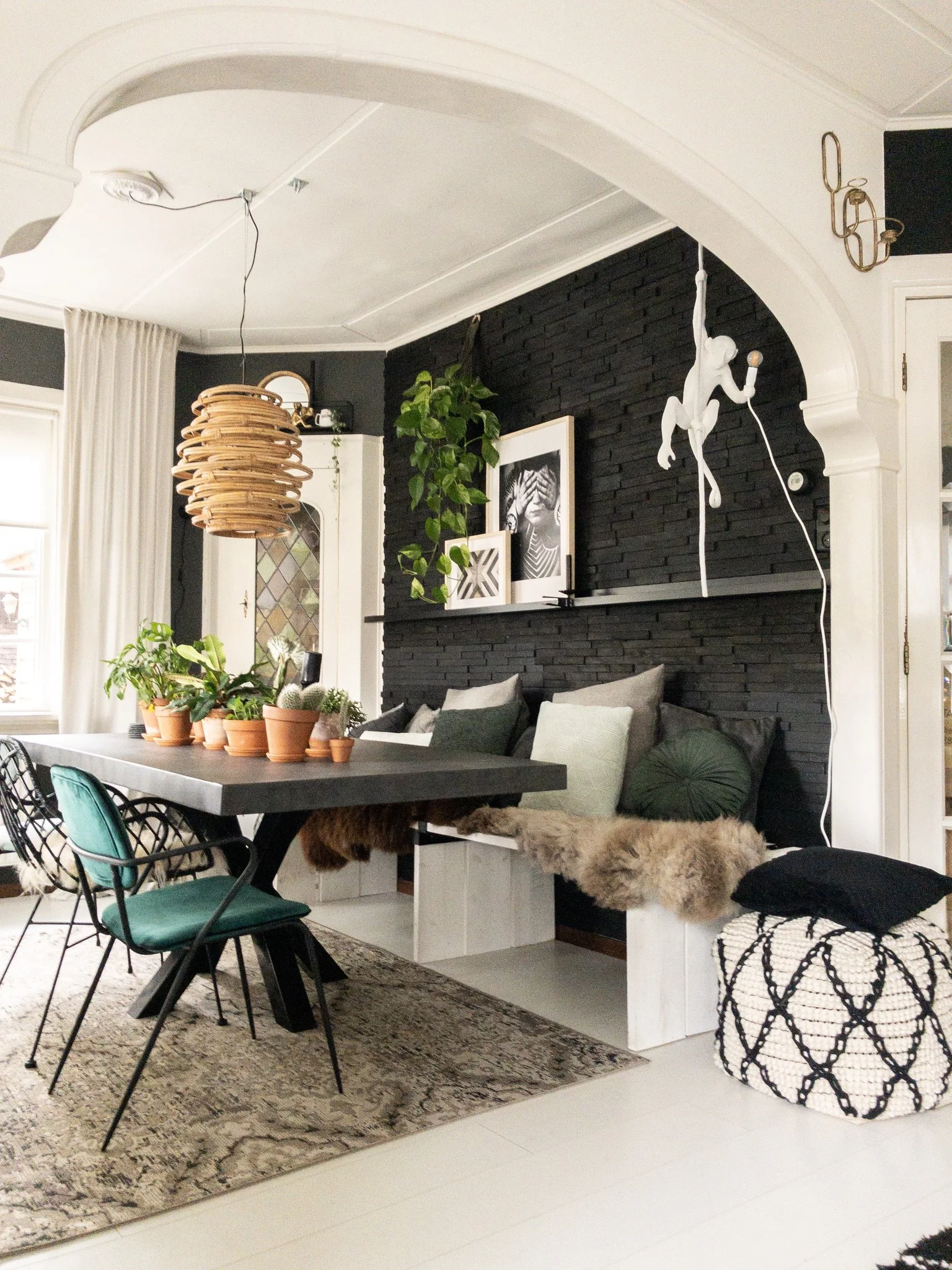 Interieur ruimte met Yakisugi wandbekleding die warmte en karakter toevoegt