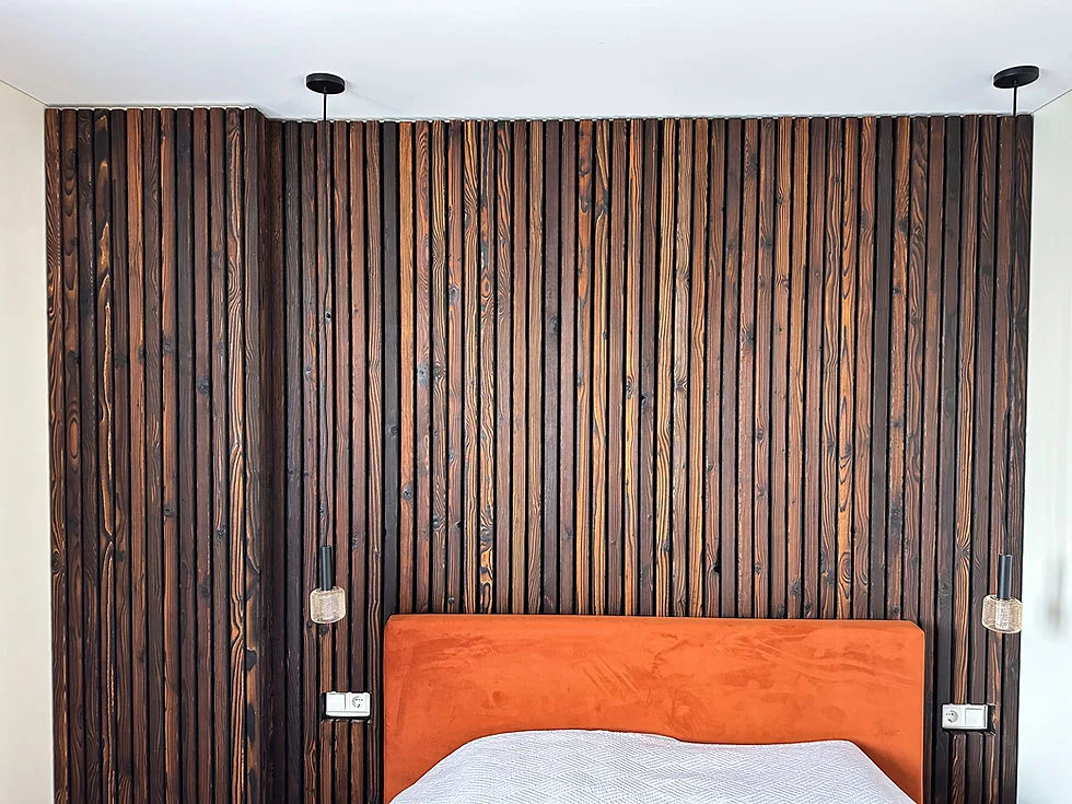 Modern prefab gebouw met Yakisugi gevelbekleding en grote ramen in natuurlijke omgeving