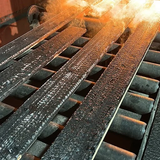 Yakisugi brandproces - Meerdere houten planken worden gecontroleerd verbrand volgens traditionele Japanse methode